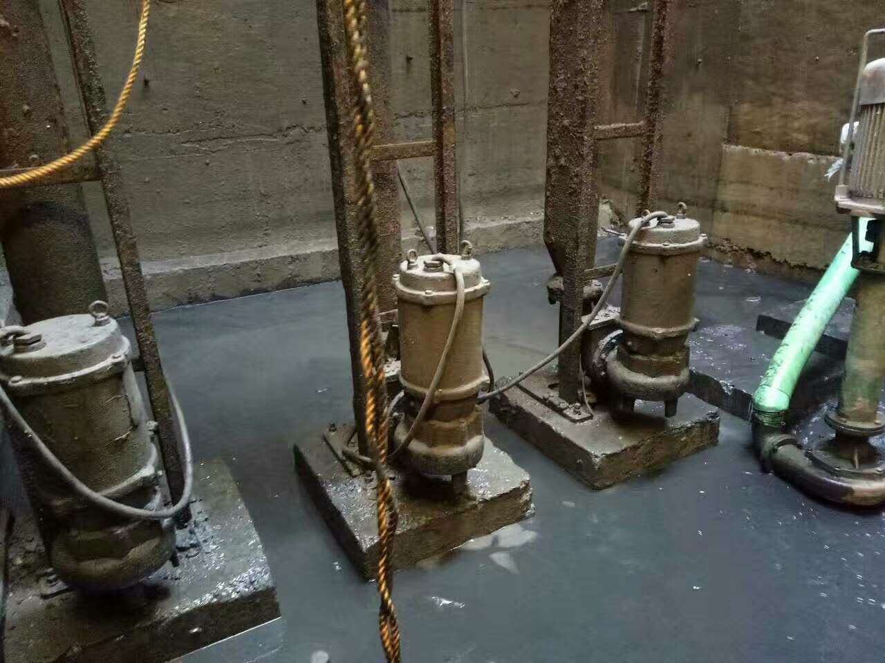 盘龙污水池清理