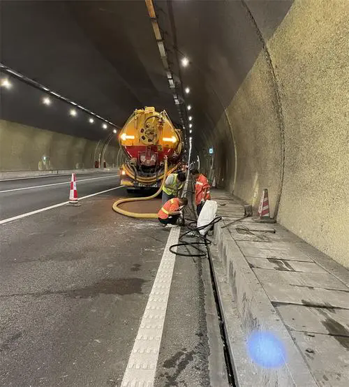 盘龙隧道排水渠清淤